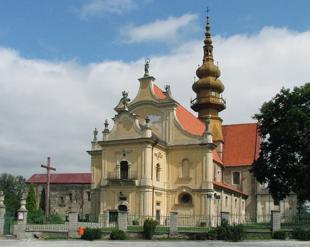Pocysterski kościół pw. św. Floriana i część zabudowań opactwa (po lewej) w Koprzywnicy, pow. sandomierski, woj. świętokrzyskie, Polska.