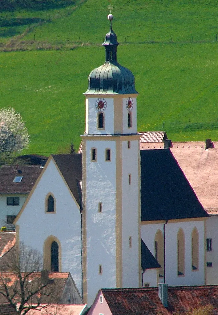 Katholische Pfarrkirche Mariä Himmelfahrt; Saalbau mit Satteldach und seitlichem Turm mit Kuppeldach und Laterne, vierjochiges Langhaus mit Stichkappentonne und Chor mit Kreuzgratgewölbe, im Kern 13. Jahrhundert, Barockisierung und Gewölbe von Johann Baptist Camesina, Ende 17./Anfang 18. Jahrhundert, Turmerneuerung 1758; mit Ausstattung Friedhofsummauerung, wohl 18. Jahrhundert Grabstein, Kalkstein, klassizistisch, 1816.