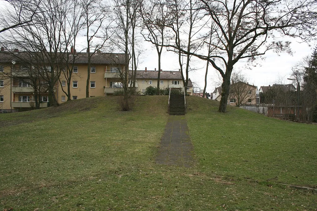 de:Burg Bachberg, vermutliche Turmhügelburg in Frankfurt a.M.-Preungesheim. Ansicht des Hügels von Westen.