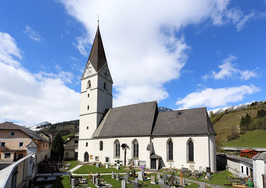 Südansicht der katholischen Pfarrkirche hl. Kunigunde in der steiermärkischen Gemeinde Wald am Schoberpaß. 1450 wurde die 1402 urkundlich erwähnte Kirche umgebaut und in gotischer Form erweitert. Zwischen 1784 bis 1788 wurde der Chor Richtung Osten erweitert und der Sakristeianbau errichtet.