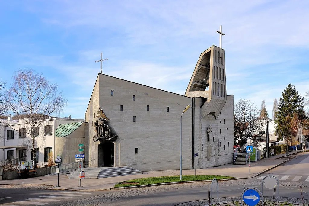 Südostansicht der Pfarrkirche Zum Guten Hirten in der Bossigasse im 13. Wiener Bezirk Hietzing.Die Kirche wurde ab 1963 nach Plänen des Architektenpaares Ceno und Herta Kosak errichtet und am 19. September 1965 geweiht. Über dem Haupteingang befindet sich die Bronzeplastik Der Fischfang, ein Werk vom italienischen Bildhauer Gianluigi Giudici aus dem Jahr 1992.
