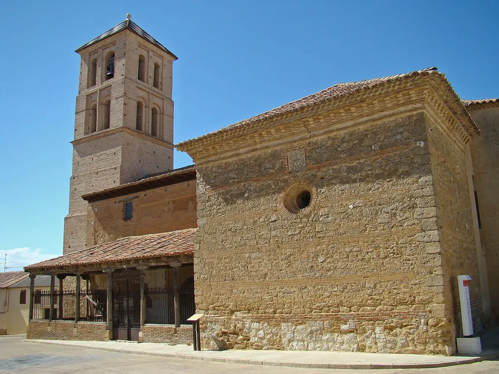 Iglesia de Santa María de Arbas, gótico mudejar del siglo XIV, edificio de ladrillo, piedra y mampostería. Junto a la capilla mayor y abierta en el lado de la Epístola se halla la capilla funeraria de la familia de los Villagómez. La iglesia se encuentra en la localidad de Mayorga de Campos, provincia de Valladolid, España.