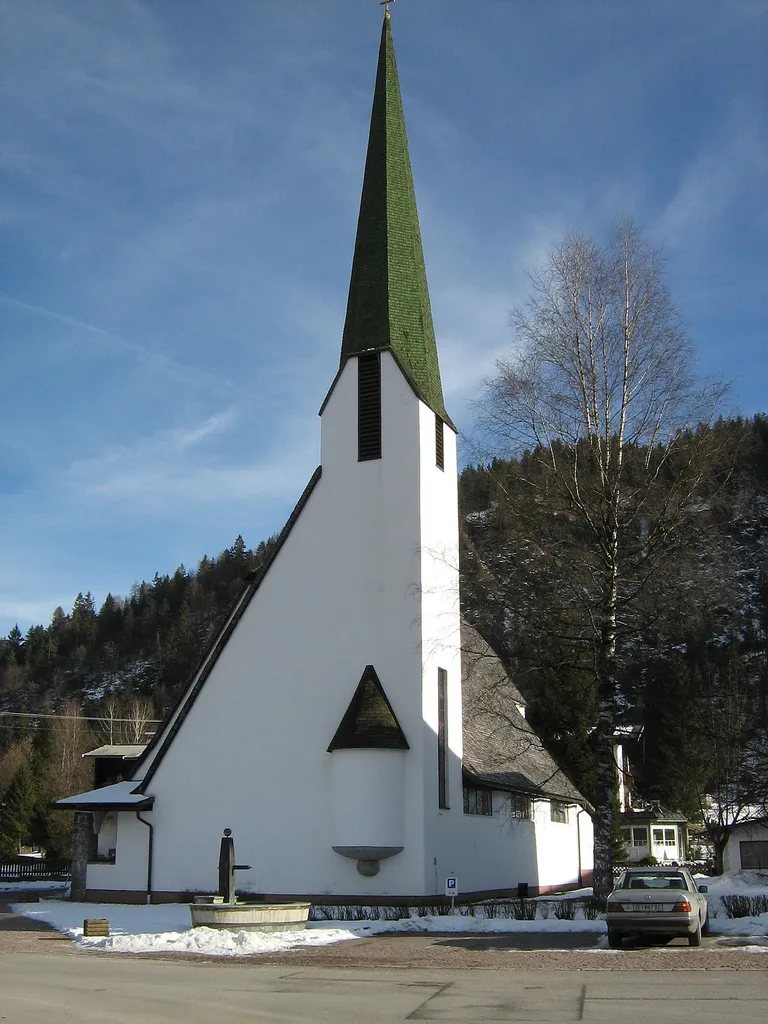 La katolika preĝejo en la tirola vilagxo Erpfendorf (Aŭstrio), kies arĥitekto estis Clemens Holzmeister.