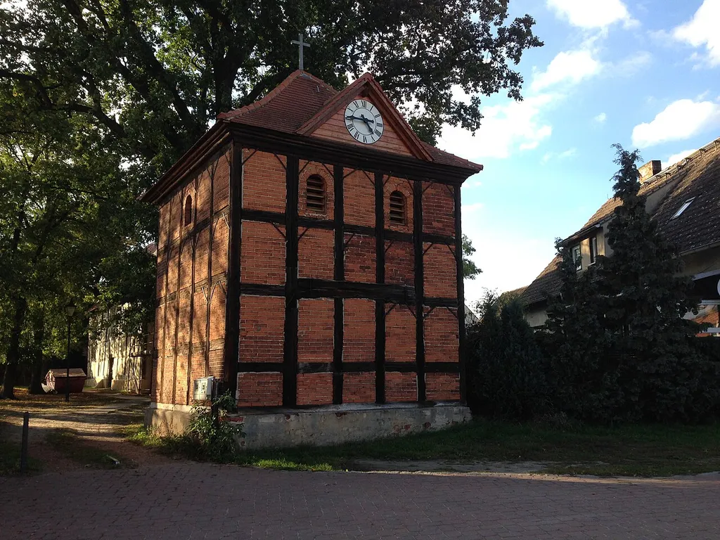 Dorfkirche Schlagenthin, Glockenschauer 2013, Ansicht von Osten - im Hintergrund rechts die Kirche