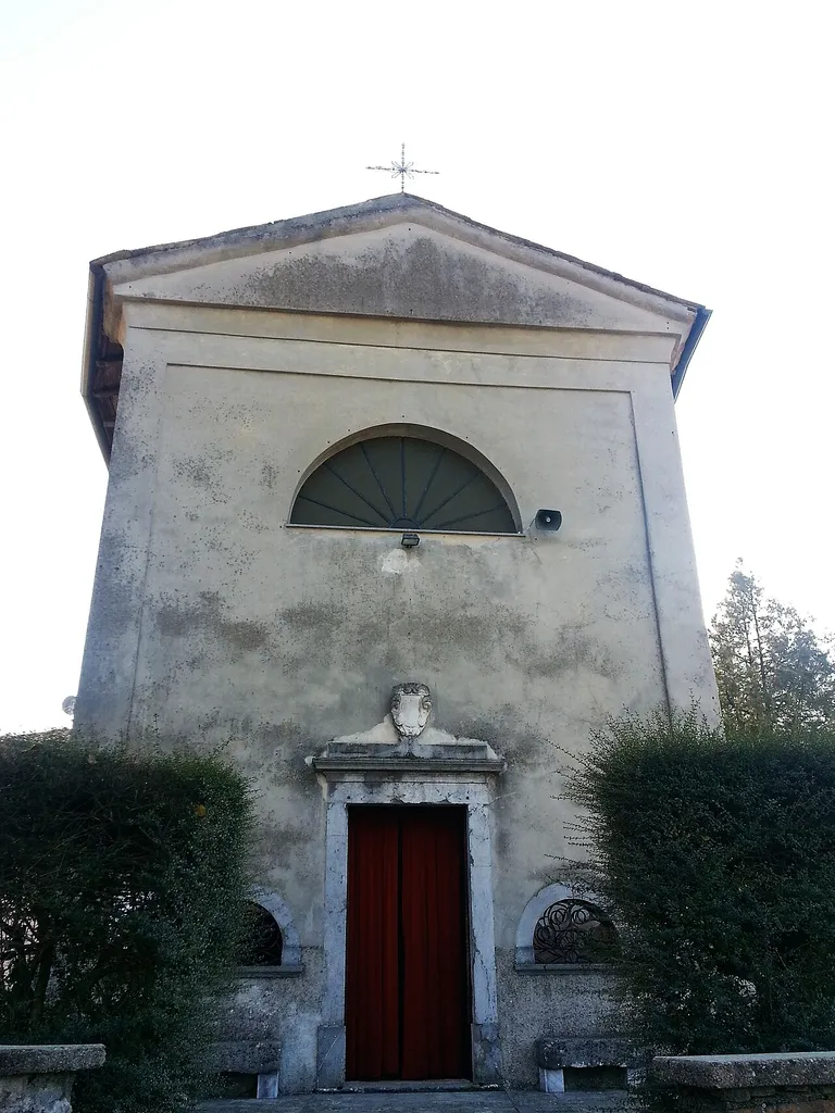 Facciate esterna della chiesa della frazione Grumello