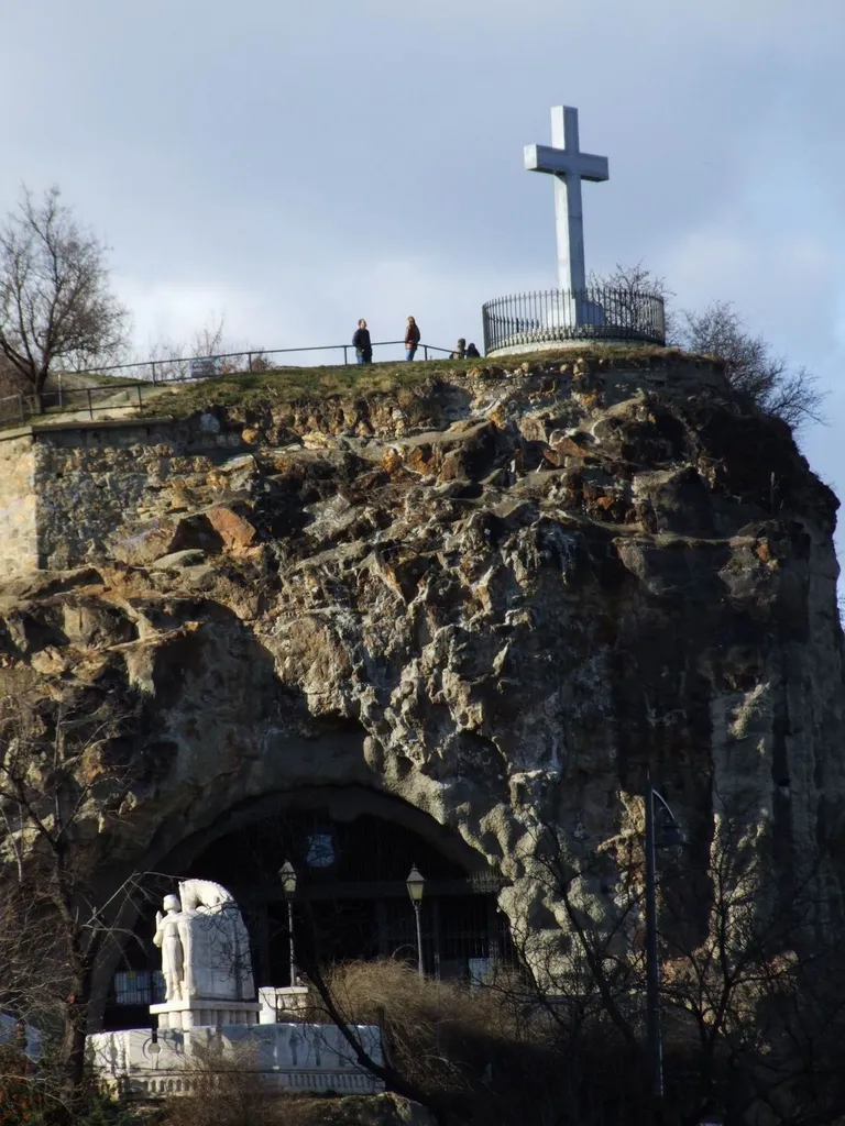 The outer face of the Rockchapel, which belongs to the Hungarian Pauline Fathers at Gellért Hill, Budapest. A Magyar Pálos Rend sziklakápolnája a Gellér-hegy oldalán, Budapesten.