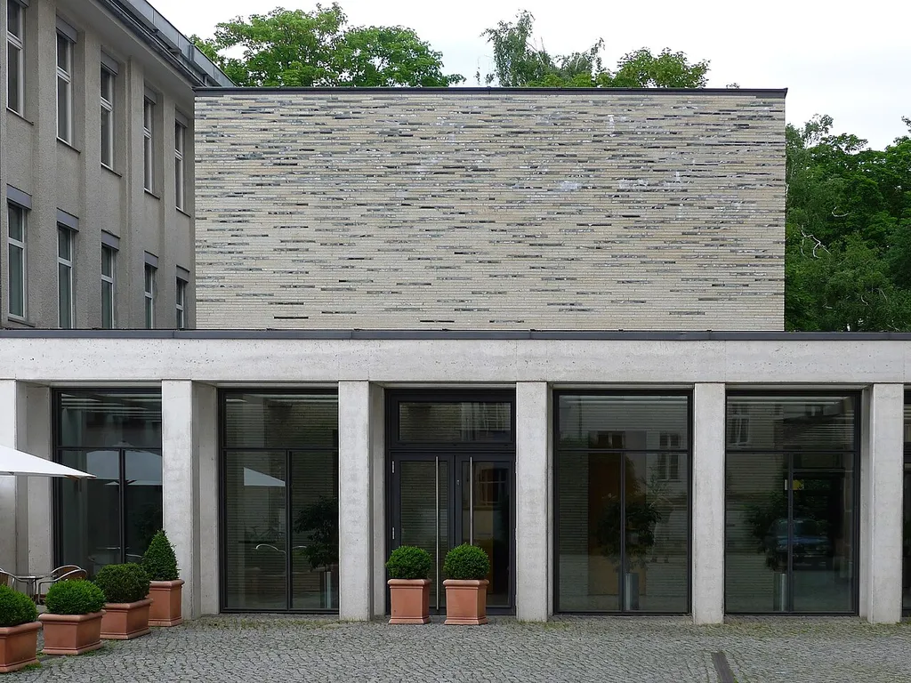 Blick vom Hof auf die Kirche