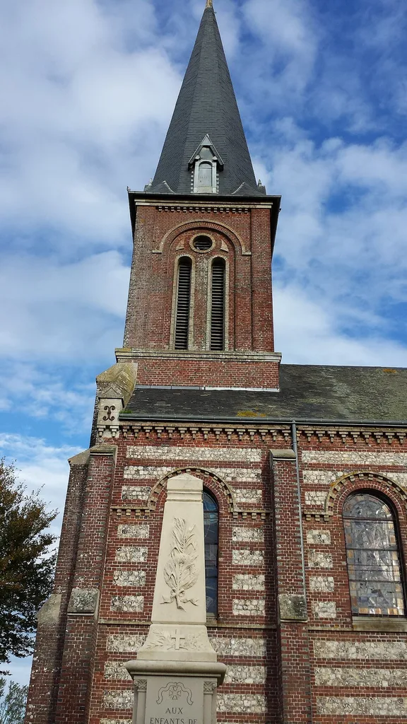 Monument aux morts face à l'église
