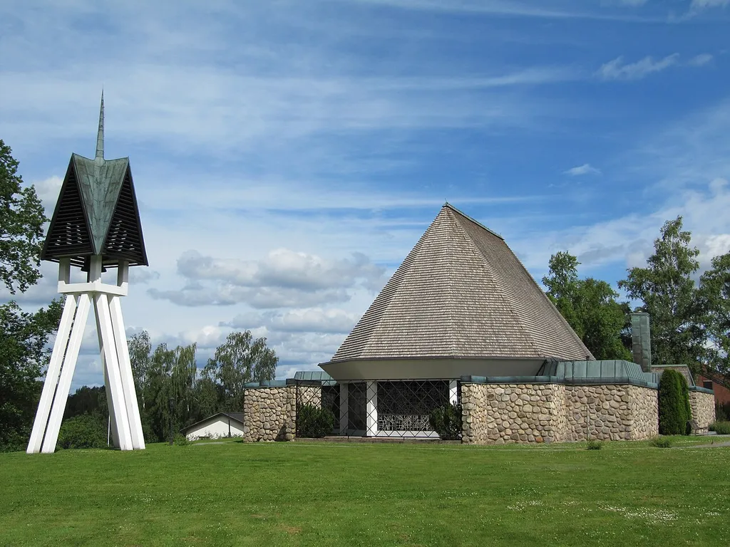 Lammhults kyrka med klockstapel