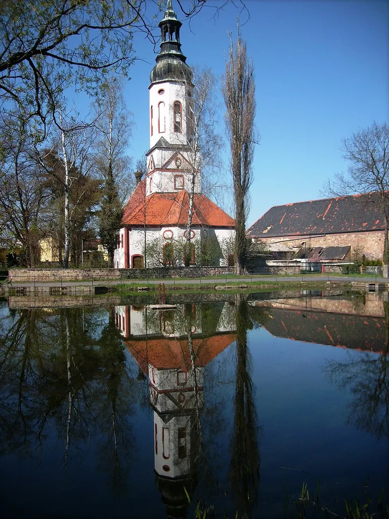 Church and pond in Otterwisch (Leipzig district, Saxony)