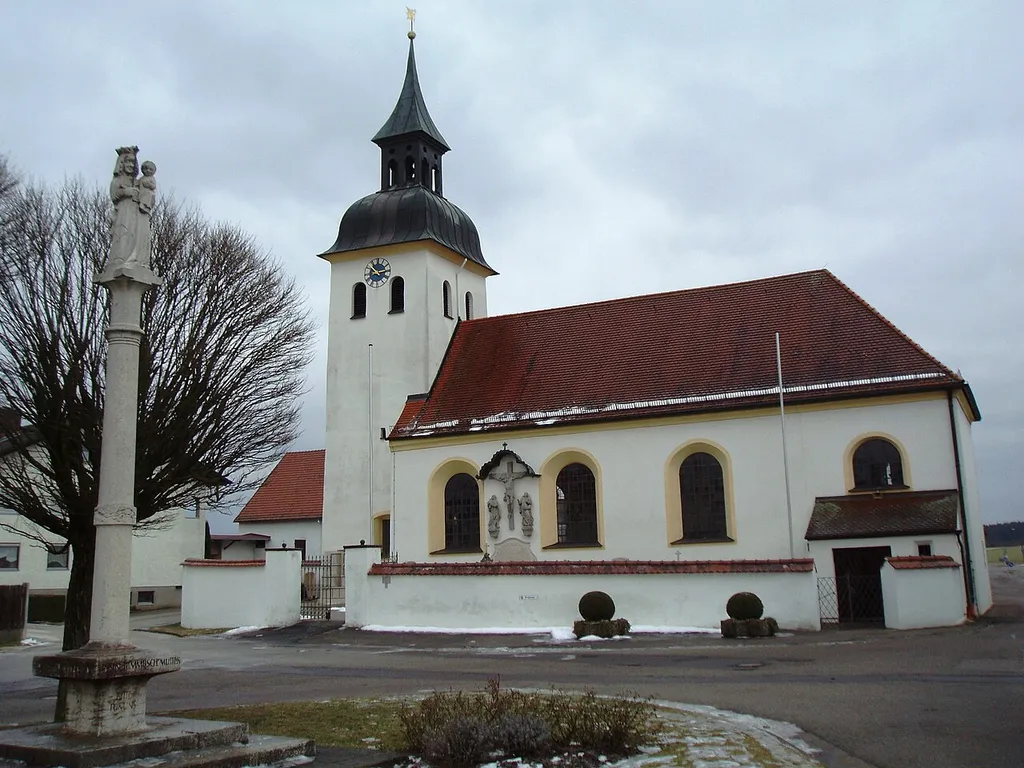 Pietenfeld_im_Landkreis_Eichstätt_Kirche_und_Mariensäule