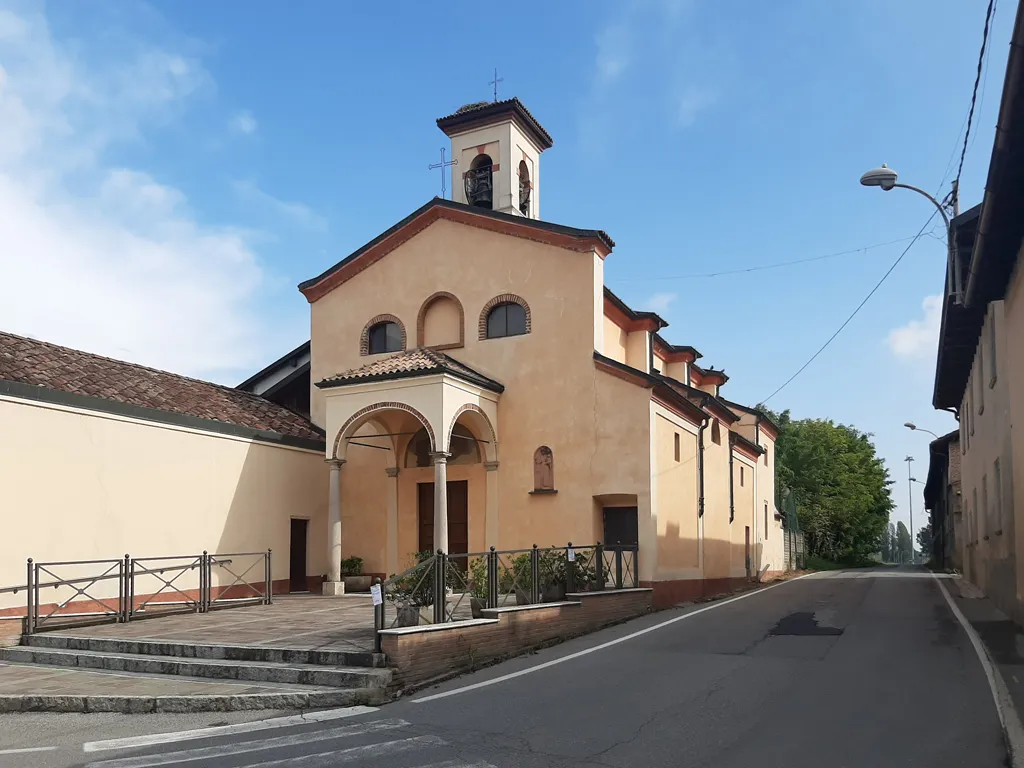 La chiesa di Sant'Ambrogio a Marzano, frazione di Merlino (LO).