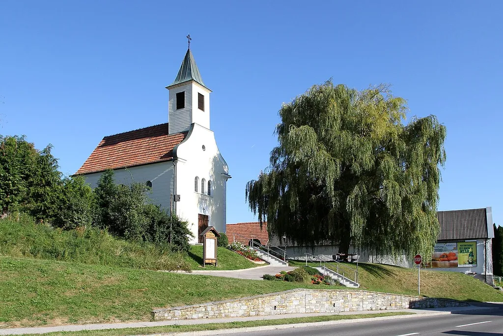Katholische Ortskirche bzw. Filialkirche - errichtet 1953 - in Tschurndorf, ein Ortsteil der burgenländischen Gemeinde Weppersdorf.