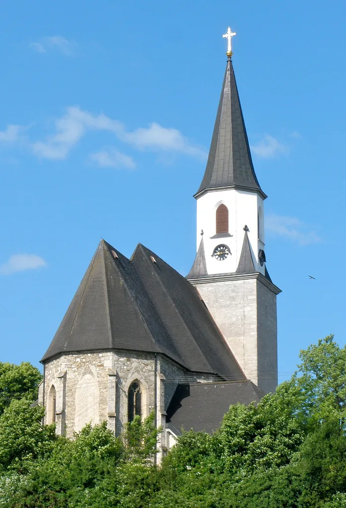 Die katholische Pfarrkirche in Ohlsdorf ist dem heiligen Martin geweiht und im spätgotischen Stil erbaut. Mittelpunkt des barocken Hochaltars ist das Altarbild "Maria Gravida", das die Gottesmutter in schwangerem Zustand zeigt.