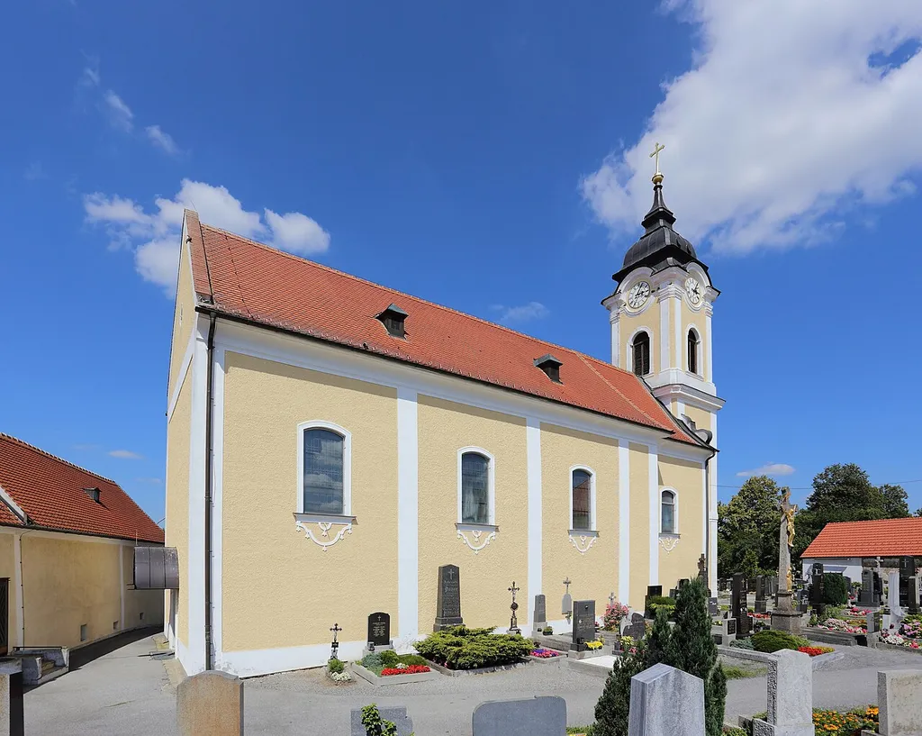 Katholische Pfarrkirche hl. Johannes der Täufer in Blumau an der Wild, ein Ortsteil der niederösterreichischen Marktgemeinde Ludweis-Aigen. Eine spätbarocke Saalkirche mit Ostturm, die Abt Paul Gratschmayr um 1750 errichten ließ.