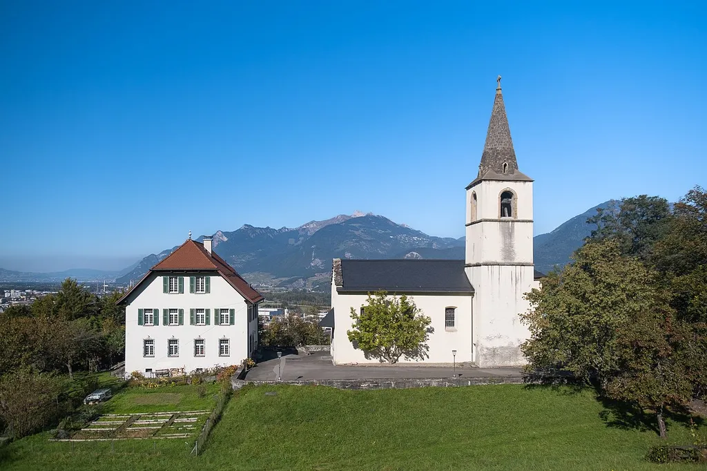 L'église de Choëx et sa cure.