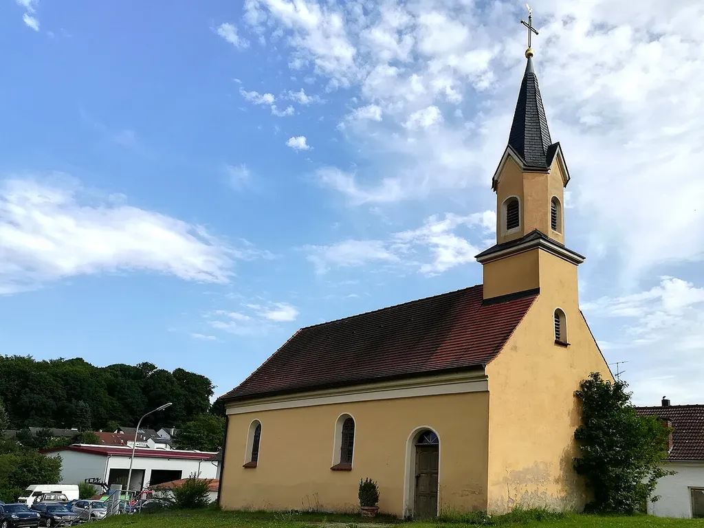 Katholische Filialkirche St Petrus.Im Kern romanischer Saalbau mit polygonalem Chor, angefügter Sakristei und Dachreiter, im 18./19. Jahrhundert umgebaut.