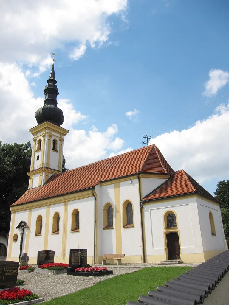 Poigenberg; katholische Filialkirche St. Nikolaus, Saalbau mit Zwiebelturm, im Kern spätgotisch, barockisiert; mit Ausstattung.