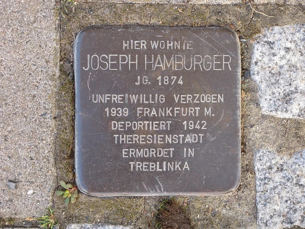 der Stolperstein für Joseph Hamburger vor dem Haus Langstraße 53 in Ronneburg-Hüttengesäß