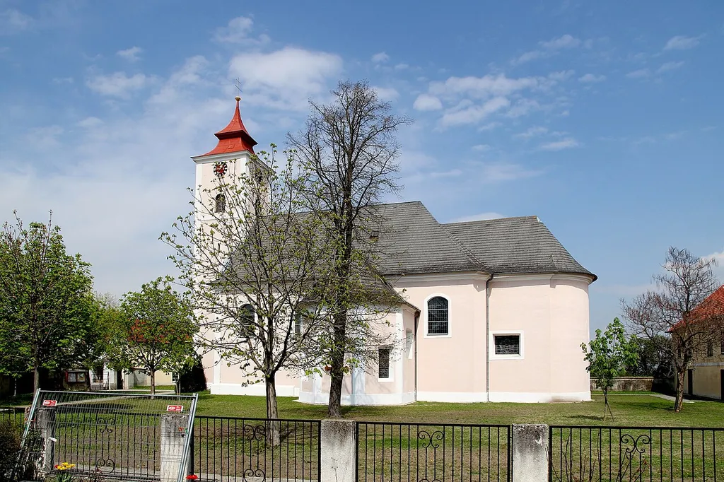 Die katholische Pfarrkirche hl. Petrus und Paulus in der niederösterreichischen Marktgemeinde Michelhausen.