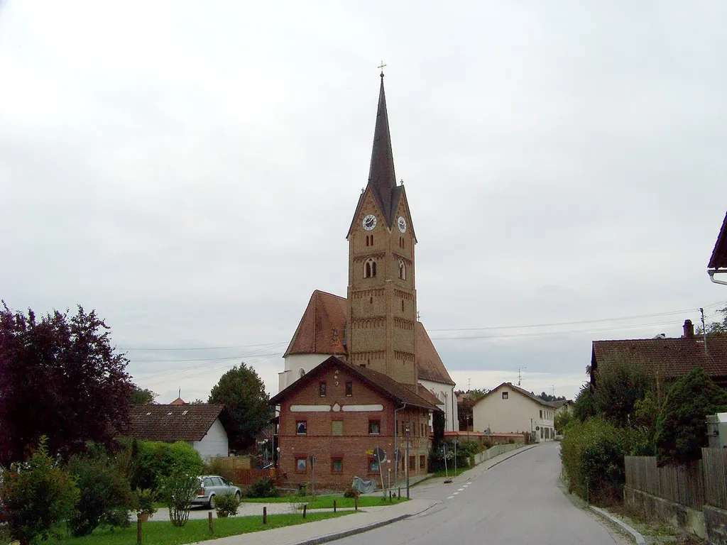 Triftern, Neukirchen, Irlhamer Straße 4. Katholische Pfarrkirche St. Johannes d. Täufer, einschiffiger Gewölbebau, spätgotisch, 2. Hälfte 15. Jahrhundert, Turm des Vorgängerbaus aus dem 13. oder 14. Jahrhundert, modern erhöht, Ausbau der Kirche und Erweiterung nach Westen 1909-11 und 1914; mit Ausstattung.