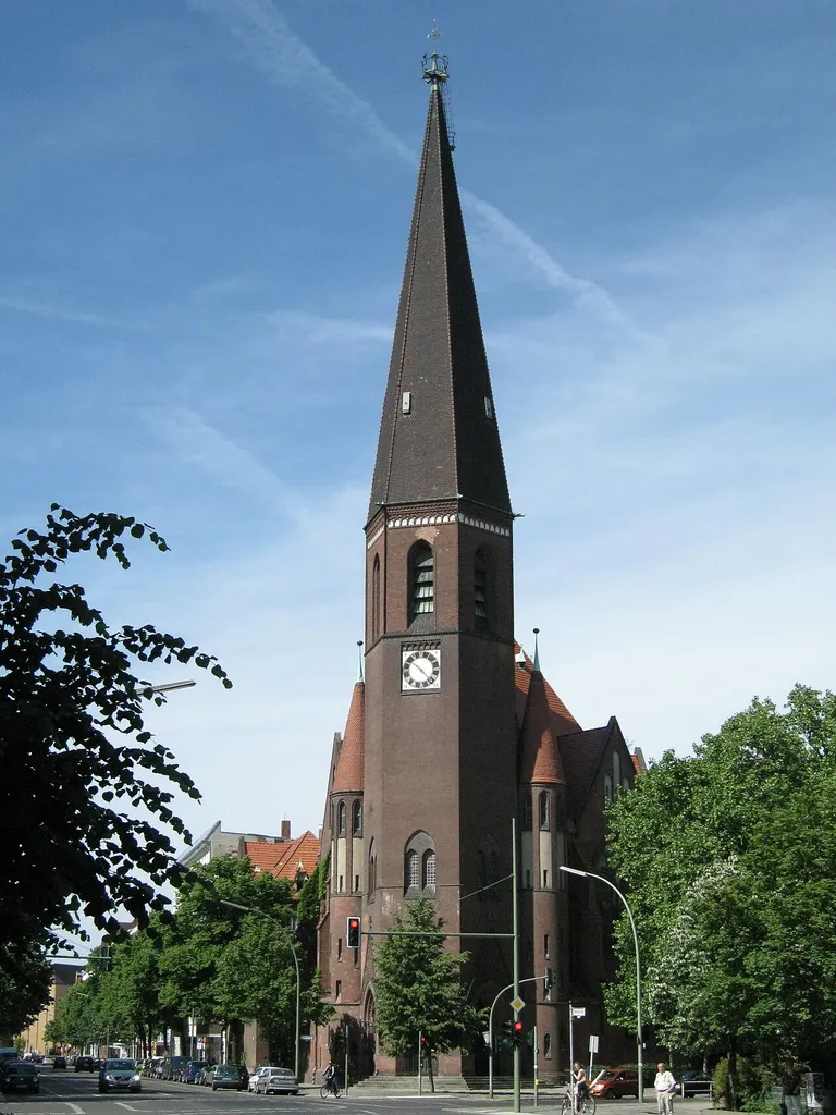Heilige-Geist-Kirche in Berlin-Moabit, Turm mit Portal