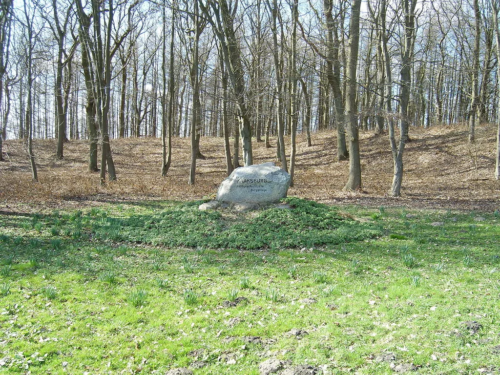 Gedenkstein im Ringwall der Kaaksburg im gleichnamigen Ortsteil der Gemeinde Kaaks