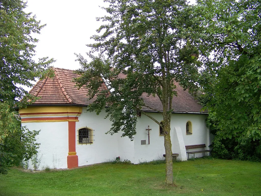 Gerzen, Lichtenhaag, Kapellenweg 8. Katholische Kirche St. Florian. Sogenannten Wieskapelle, in Nordsüdrichtung ausgerichteter, massiver Barockbau von 1686, nördlich Dachreiter mit Zwiebelhaube; mit Ausstattung.