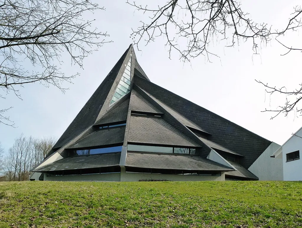 Katholische Pfarr- und Autobahnkirche "Maria am Wege", Ansicht von WSW