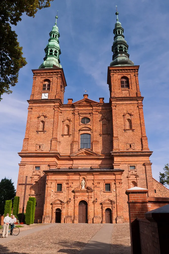 Przemęt - zespół klasztorny cystersów: kościół, obecnie parafialny pw. św. Jana Chrzciciela 1651-1690, 1725, XIX-XX w., klasztor z XVII-XIX, 1914, ogród (d. wirydarz) z dziedzińcem przed kościołem, aleja dojazdowa – lipowa (zabytek nr 169/1-2/Wlkp/A)