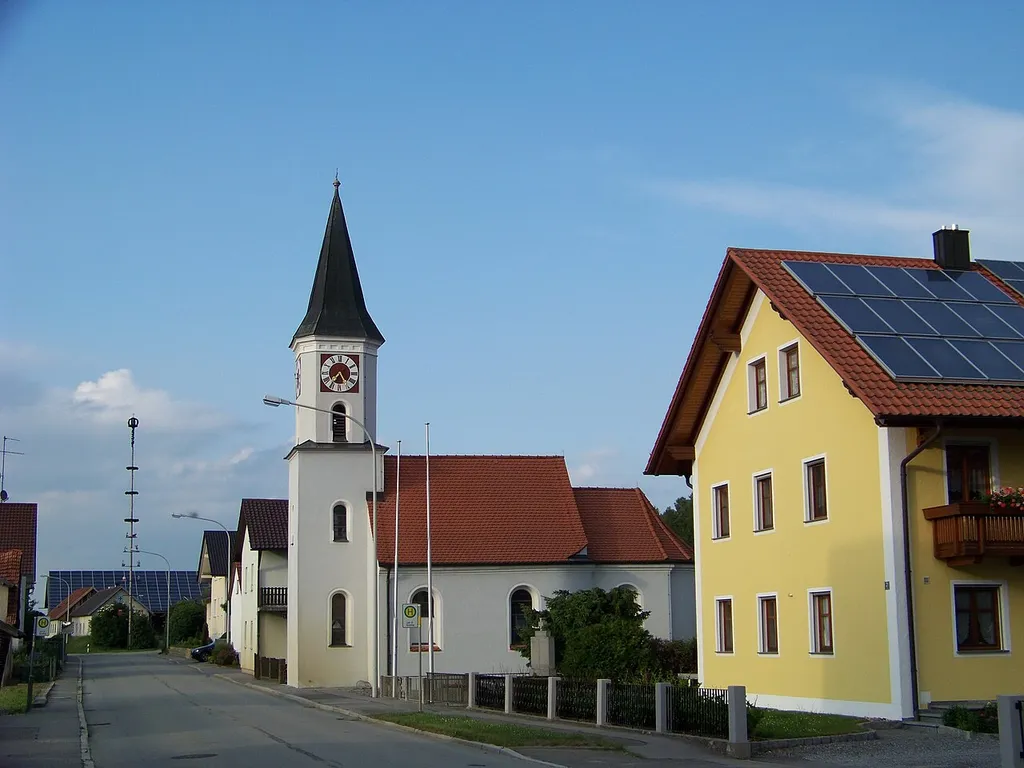 Hirschling, Kath. Filialkirche St. Martin, Neubau von 1780, Turm und Langhaus 1860 neu bzw. erneuert; mit Ausstattung.