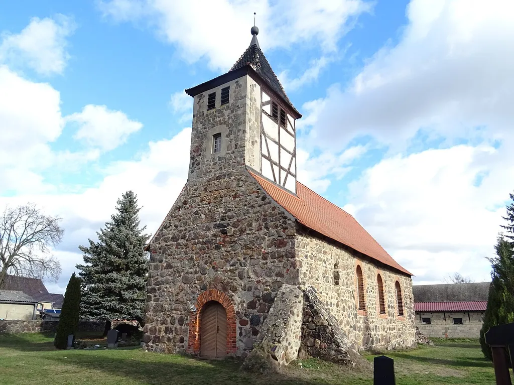 Denkmalgeschützte Dorfkirche in Wergzahna, Gemeinde Niedergörsdorf, Ansicht von Südwesten