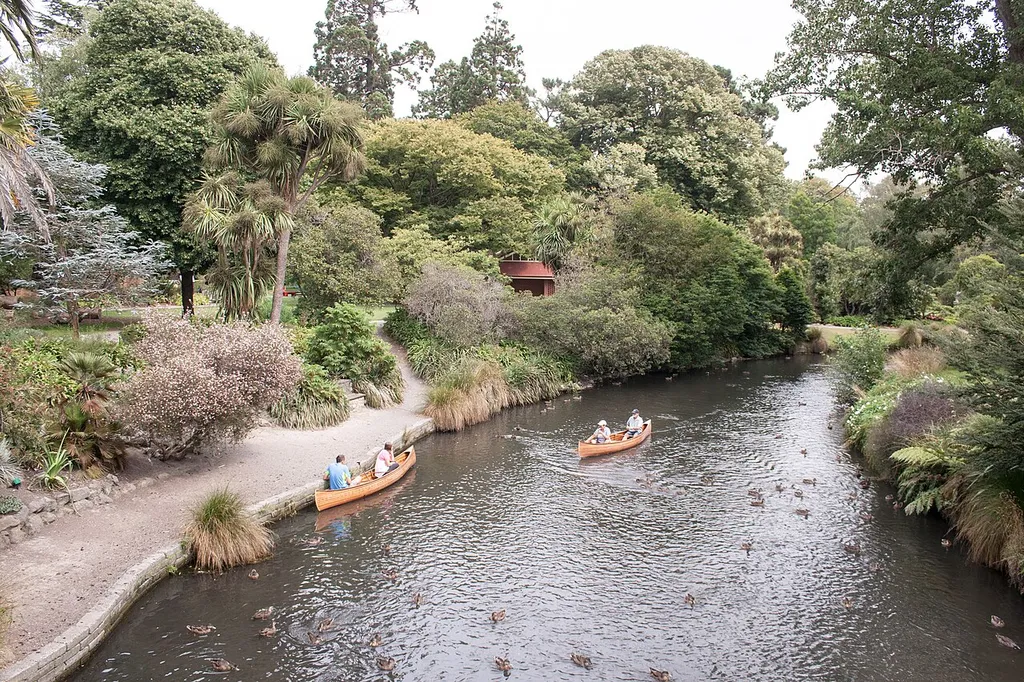 Christchurch Botanic Gardens, Avon riverlabel QS:Len,"Christchurch Botanic Gardens, Avon river"label QS:Lhu,"Christchurchi botanikus kert, Avon folyócska"