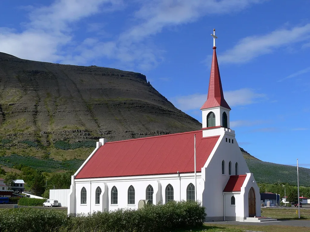 Kirche von Þingeyri am Dýrafjörður.