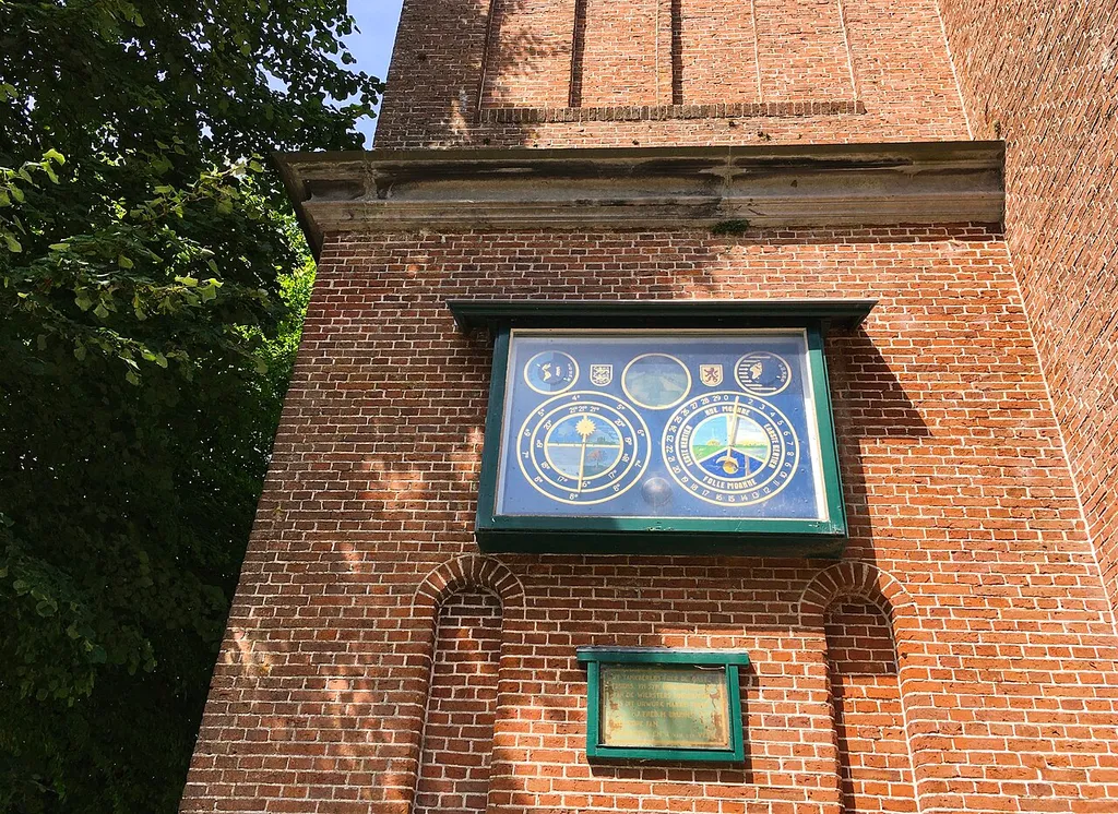 Het astronomisch uurwerk op de zuidgevel van de kerktoren van de Ioannis Theaterkerk te Wier (Friesland). Het astronomisch uurwerk werd vervaardigd door de onderduiker Fred Bruin.