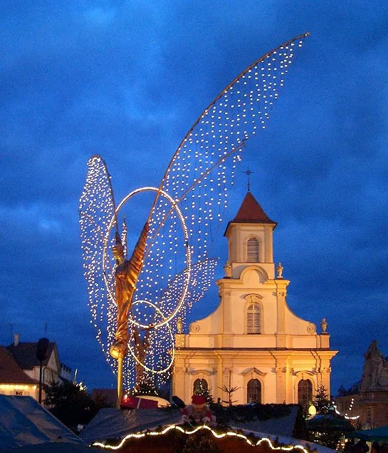 Der Barock-Weihnachtsmarkt auf dem Ludwigsburger Marktplatz mit Lichtengel und katholischer Kirche.