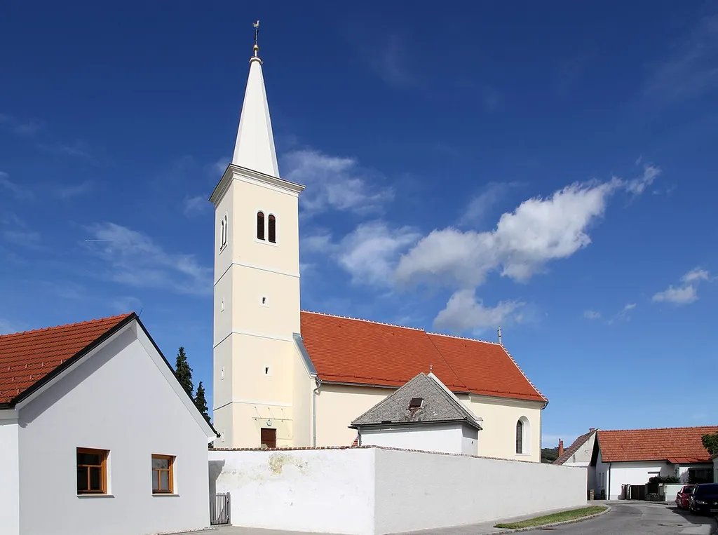 Katholische Pfarrkirche hl. Jakobus d. Ä der burgenländischen Gemeinde Ritzing. Ein kleiner, im Kern mittelalterlicher Bau mit einem Chor aus dem 15. Jahrhundert. Die Kirche wurde um 1640 bis 1647 barockisiert. Der Westturm mit Steinhelm stammt aus dem 17. Jahrhundert.