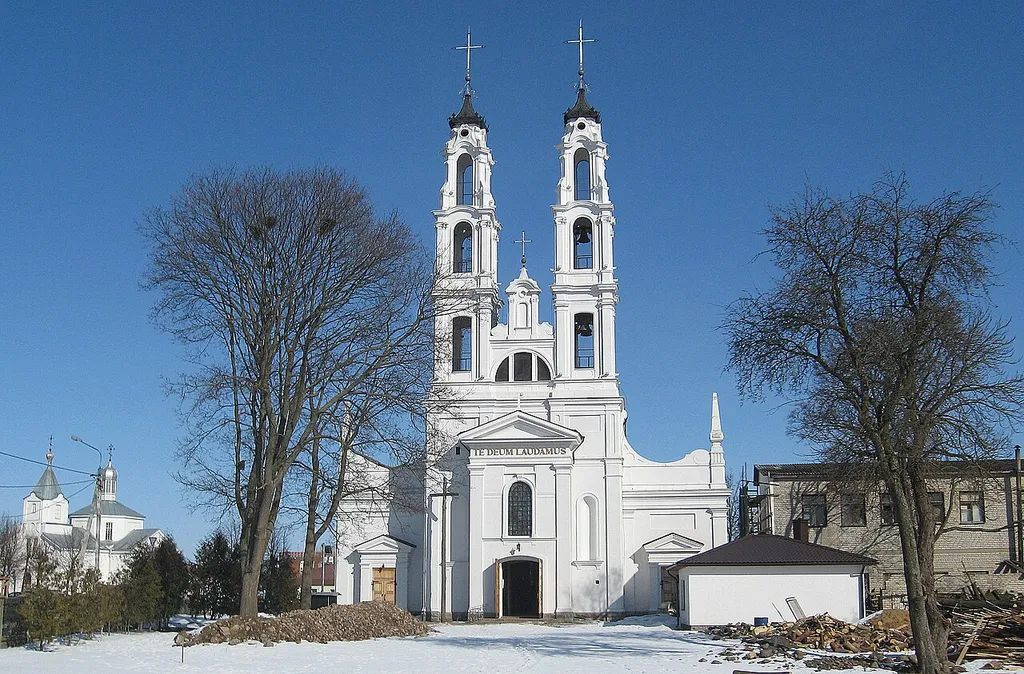 Фасад католического костёла в городе Ошмяны