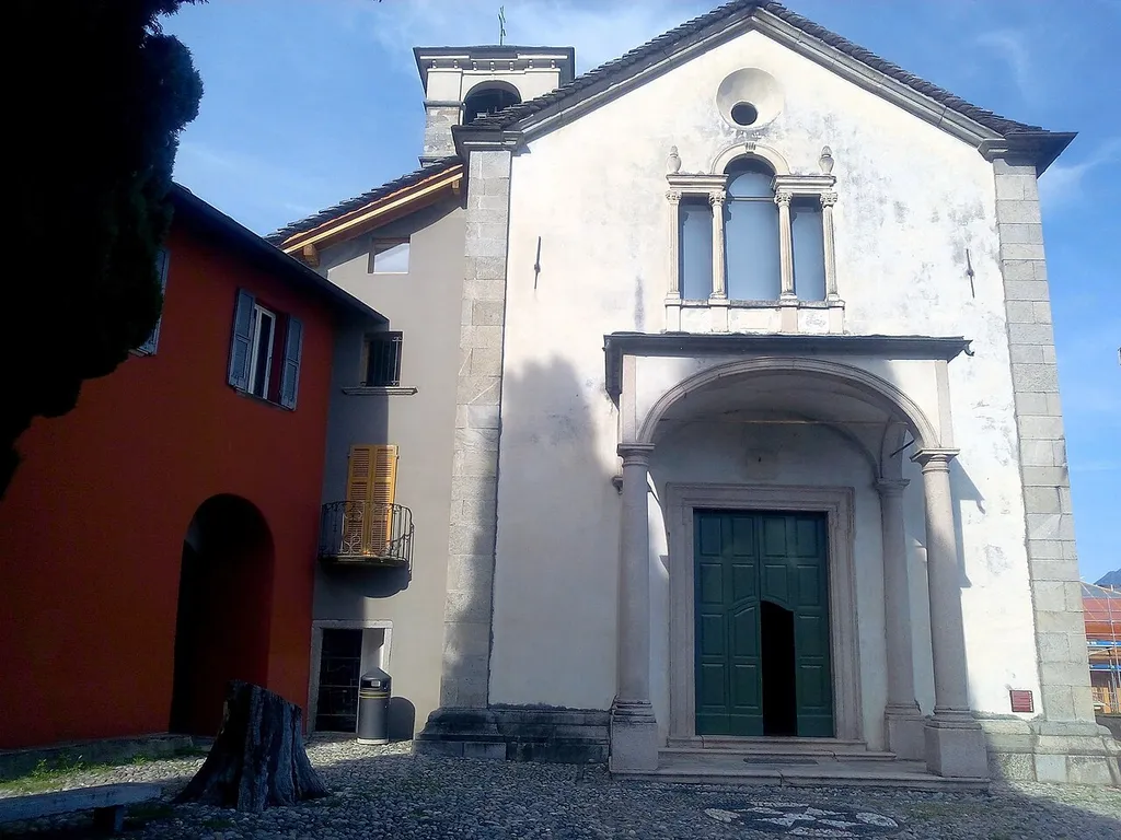 Facciata sud-ovest: sagrato e entrata principale.