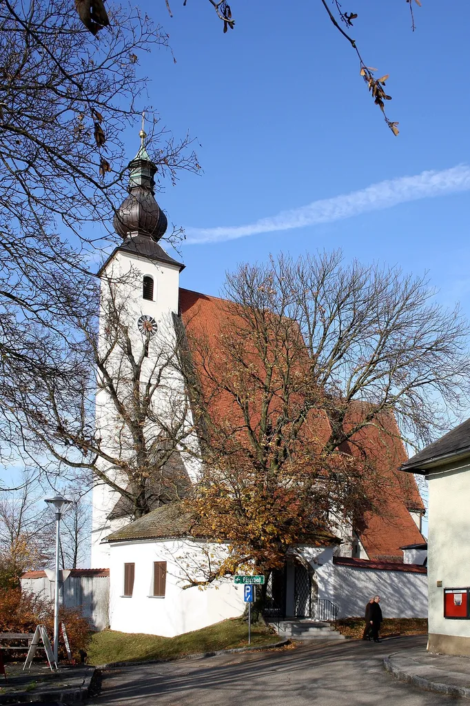Die Pfarrkirche von Rüstorf.