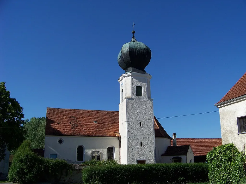 Oberschneiding, Müchshöfen 10. Katholische Kirche St. Sebastian, Chor und Turmunterbau spätgotisch, Langhaus 18. Jahrhundert; mit Ausstattung.