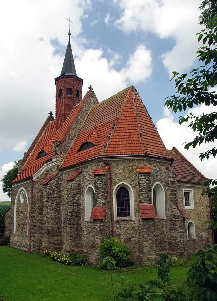 Kościół w Nieszkowicach, widok na prezbiterium.