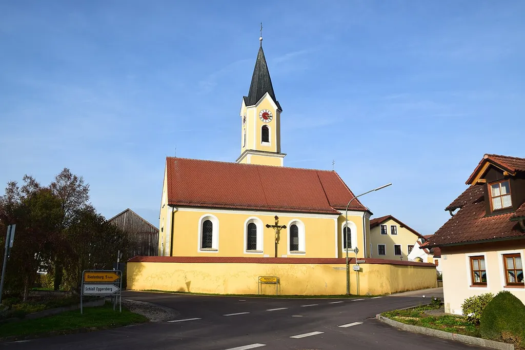 Saalkirche mit Steildach und eingezogenem, fünfseitig geschlossenem Chor, Flankenturm