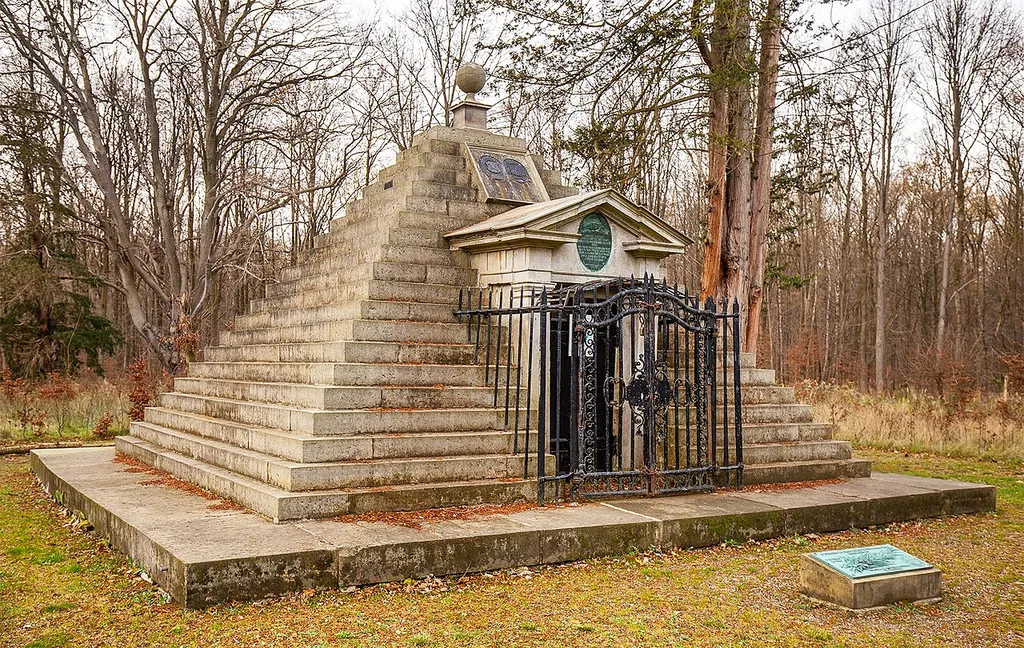 Mausoleum von Graf Wilhelm Friedrich Ernst zu Schaumburg-Lippe und Familie im Schaumburger Wald.
