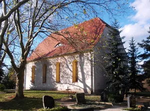 Kirche (mit Ausstattung), Kirchhof, Einfriedungsmauer und Denkmal für die Gefallenen des Ersten Weltkrieges Battauner Weg 19