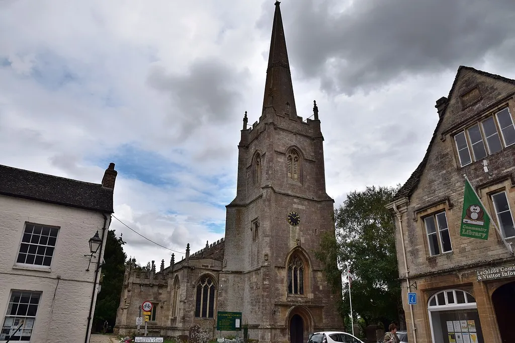 Lechlade Church (Saint Lawrence), Gloucestershire, 6 September 2018. Perpendicular, 15th Century naver and chancel (1470-76), early 16th Century nave clerestory and roof, north porch, tower and spire. Pictured is the tower and spire, north aisle and porch.