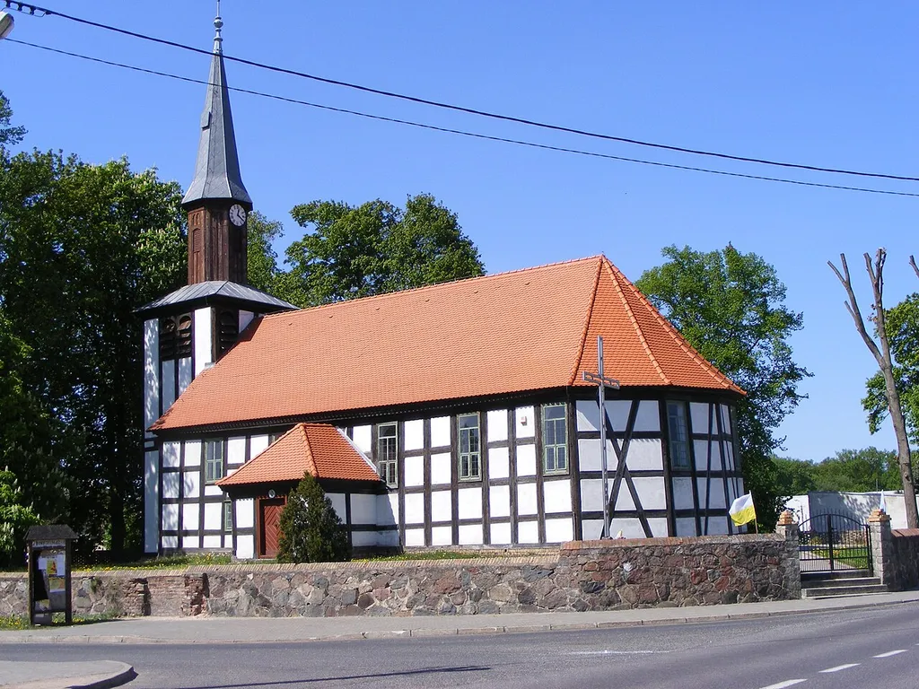 Gralewo - szachulcowy kościół poewangelicki, ob. ob. rzym.-kat. par. pw. Podwyższenia z 1708 r. (zabytek nr rejestr. KOK-I-478 i 45)