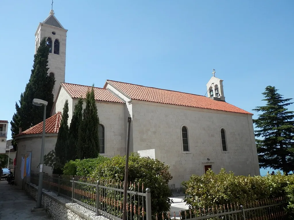 Prímorské letovisko Baška Voda v Dalmácii pri Jadranskom mori. Chorvátsko leto 2013.