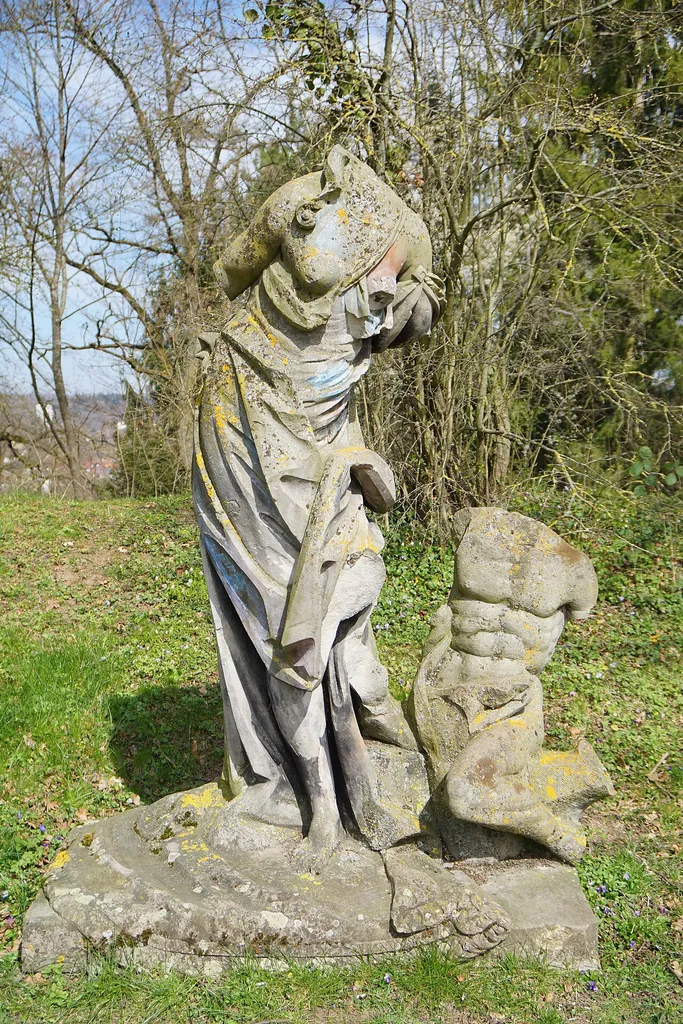 Verlobungsbuckel Sindelfingen, ein nicht weit vom Zentrum, aber aufgrund seiner Lage auf dem Herrenwäldlesbuckel abgeschiedener Park mit alten, beschädigten Skulpturen und altem Baumbestand.