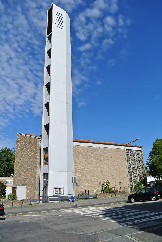 Wartburgkirche in Frankfurt-Nordend, Architekt: Walter W. Neumann, Baujahr 1962, von Südwesten